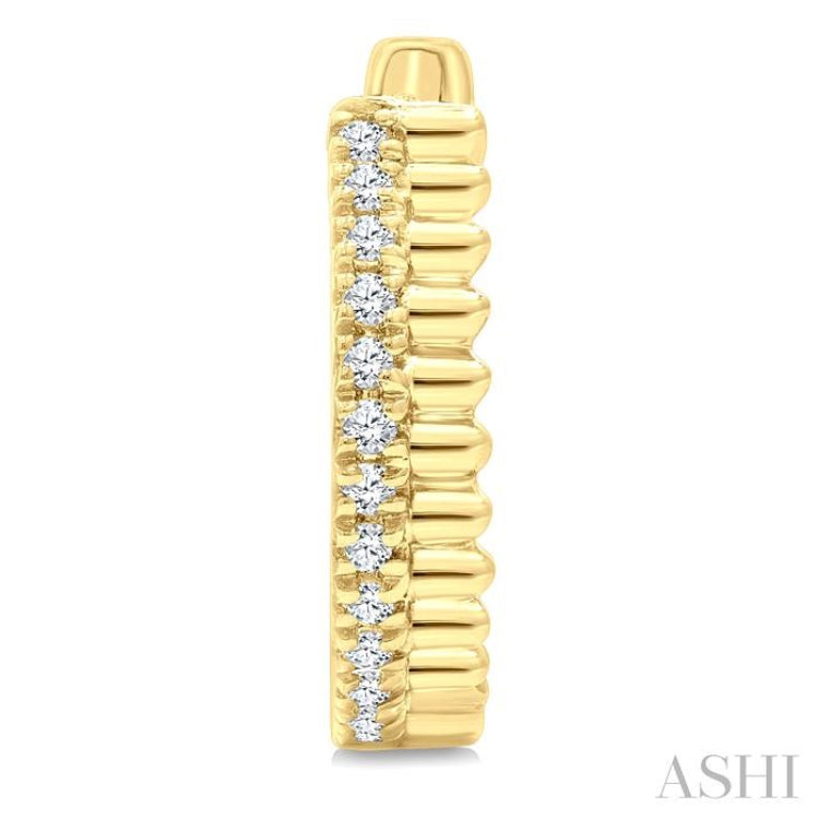 .10CTRDDM FLTD HUGGIE PETITE ER YG10K-S*