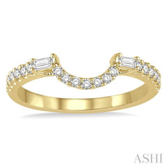 1/3 Ctw Crescent Shape Center Diamond Wedding Band in 14K Yellow Gold