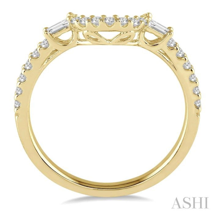 1/3 Ctw Crescent Shape Center Diamond Wedding Band in 14K Yellow Gold