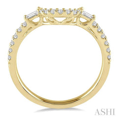 1/3 Ctw Crescent Shape Center Diamond Wedding Band in 14K Yellow Gold