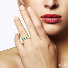 1/5 Ctw Channel Set Round Cut Diamond and 2.5 MM Round Cut Emerald Band in 14K Yellow Gold