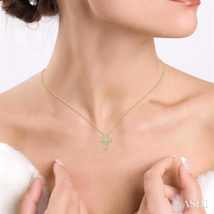 1/4 Ctw Cross Round Cut Diamond Fashion Pendant With Chain in 14K Yellow Gold