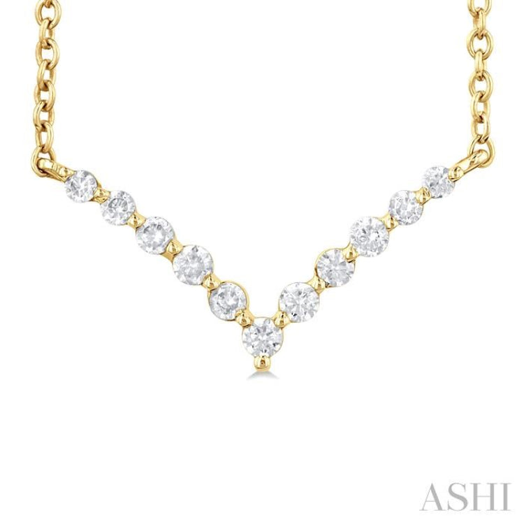 1/8 Ctw Chevron Round Cut Diamond Petite Necklace in 14K Yellow Gold